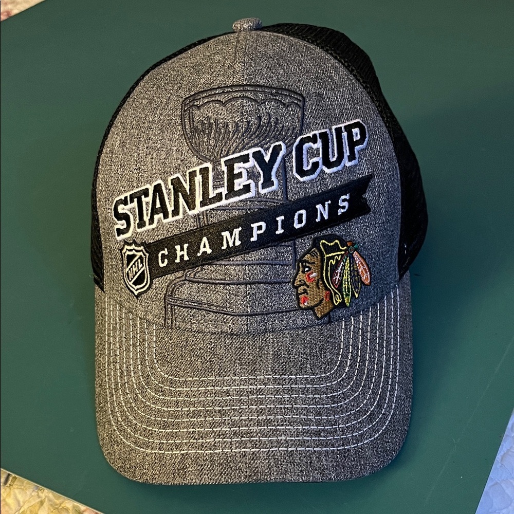 Reebok men’s gray and black Stanley Cup Champions ball cap. 2013. OS.